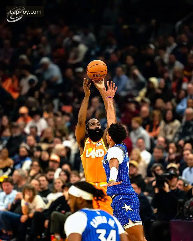 乐鱼体育最新版下载链接怎么下载 米切尔42分 vs 班凯罗36分:一场球星对轰背后的战术博弈与观赛体验升级